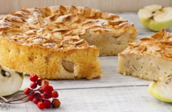 Шарлотка с яблоками