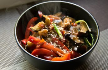 Салат с жареными баклажанами и говядиной